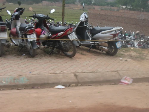 Khi những bãi xe đã chật thì những thửa ruộng bên đường cũng được tận dụng làm bãi giữ xe