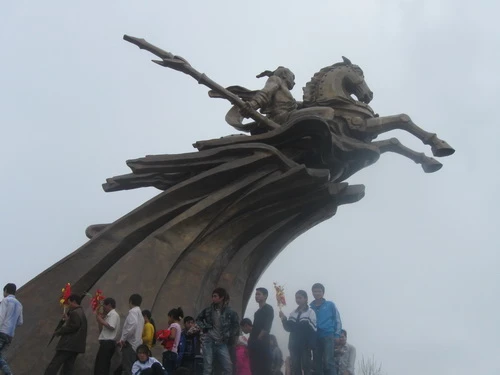 Thánh Gióng cởi áo giáp sắt, nhổ cây tre ngà và cưỡi ngựa bay về trời sau khi đánh đuổi giặc Ân khỏi bờ cõi nước Nam