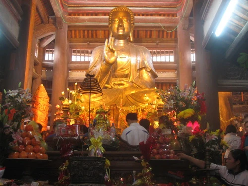 Chùa Non Nước đang được xây dựng, dự kiến hoàn thành vào cuối năm nay, sẽ trở thành một trong những ngôi chùa to, đẹp nhất của Hà Nội. Ðặc biệt, trong chùa sẽ đặt pho tượng Phật bằng đồng đúc liền khối lớn nhất Việt Nam - cao 6,5m, nặng 30 tấn.