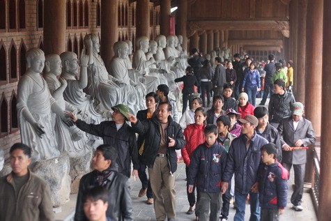 Nhiều tăng ni, phật tử phấn khởi vì lần đầu được tận mắt chứng kiến một ngôi chùa với kiến trúc hùng vĩ và đồ sộ nhất Đông Nam Á.