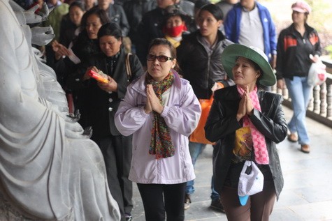 Họ mong ước và kỳ vọng vào một năm mới với nhiều may mắn và bình an ở nơi chốn linh thiêng.