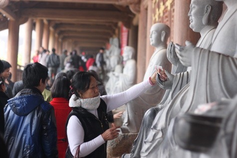 Phật tử hy vọng phật La Hán sẽ đem lại hạnh phúc và tài lộc.