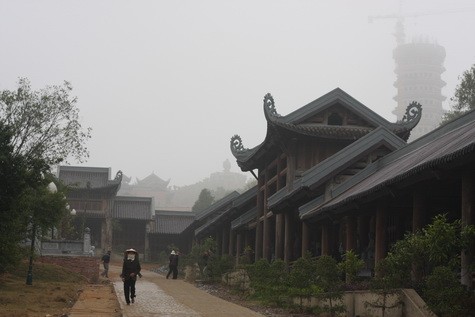 Một góc chùa Bái Đính ẩn hiện, thanh tĩnh trong sương sớm ngày khai hội.