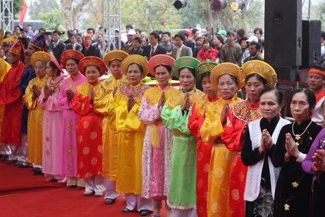 Những tăng ni, phật tử kính cẩn trong trang phục truyền thống.