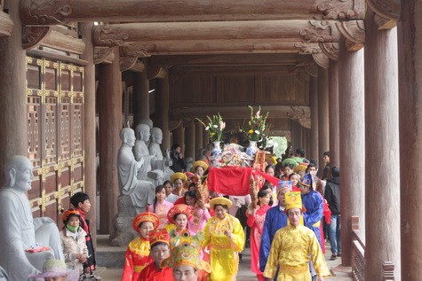 Nghi lễ rước kiệu được kéo dài hơn 1 giờ đồng hồ lên chùa Cổ.