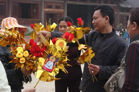 Sau lễ khai hội, các tăng ni, phật tử mang theo những đồng tiền vàng thắp hương thỉnh cầu nơi chùa thiêng.