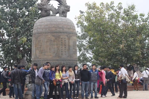 Nhiều bạn trẻ đã kịp ghi lại những hình ảnh kỉ niệm bên chiếc chuông đồng lớn nhất Việt Nam.