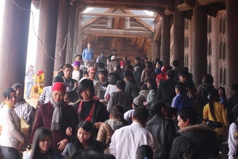 Mới 7h sáng nhưng khắp các nẻo đường trong chùa Bái Đính khách hành hương đã đông nghẹt.