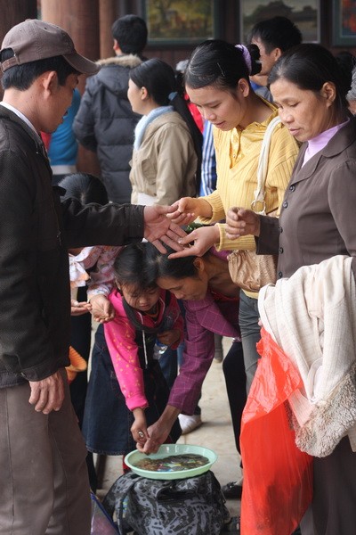 Mua cho mình những đồng tiền cổ để cầu may mắn cho cả năm.