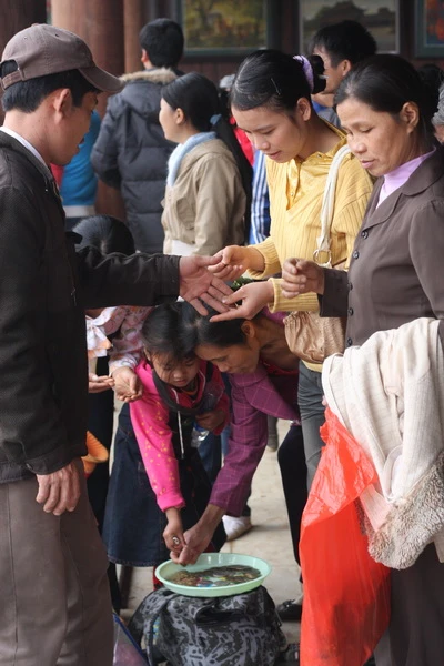 Mua cho mình những đồng tiền cổ để cầu may mắn cho cả năm.