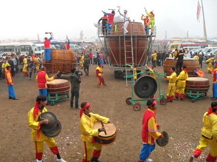 Trước cổng chùa, những màn trống hội tưng bừng rộn rã vang lên đón các tăng ni, phật tử từ khắp mọi nơi đến khai hội.