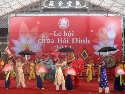 Đúng 9h sáng, chương trình nghệ thuật khai hội chính thức được bắt đầu với màn hát múa đậm đà không khí lễ hội truyền thống.