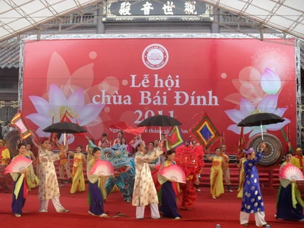 Đúng 9h sáng, chương trình nghệ thuật khai hội chính thức được bắt đầu với màn hát múa đậm đà không khí lễ hội truyền thống.