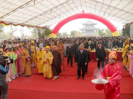 Nguyên Chủ tịch nước Trần Đức Lương cùng các vị hòa thượng chức sắc thắp nén nhang thành kính trong chùa.
