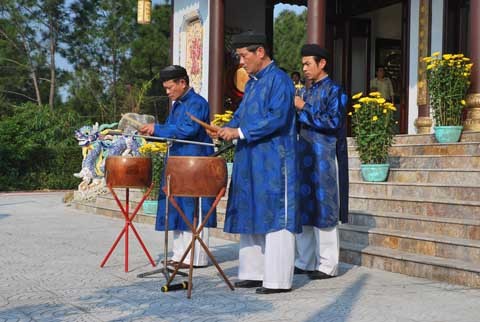 Chùm ảnh: Cầu cho "Quốc thái Dân an" ảnh 2 Mở đầu là một hồi chiêng trống bát nhã theo điệu