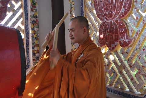 Chùm ảnh: Cầu cho "Quốc thái Dân an" ảnh 3 Mở đầu là một hồi chiêng trống bát nhã theo điệu