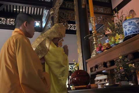 Đại lão Hòa thượng Thích Đức Phương đảnh lễ trước bàn thờ Phật tổ Đại lão Hòa thượng Thích Đức Phương đảnh lễ trước bàn thờ Phật tổ