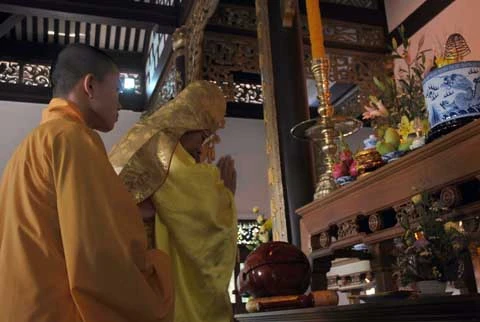 Đại lão Hòa thượng Thích Đức Phương đảnh lễ trước bàn thờ Phật tổ