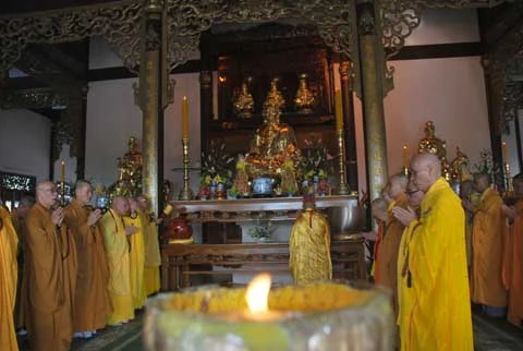 Tiêng kinh cầu nguyện vọng đất trời.