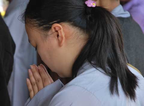 Thành kính dưới chân Phật tổ. Thành kính dưới chân Phật tổ.