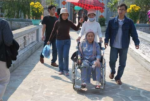 Nắng xuân cụ đi lễ chùa!