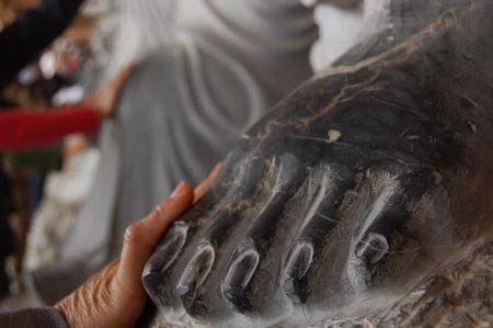 Các bức tượng đá “nhẵn” lốt tay của du khách với mong muốn sẽ có thêm nhiều may mắn trong năm mới.