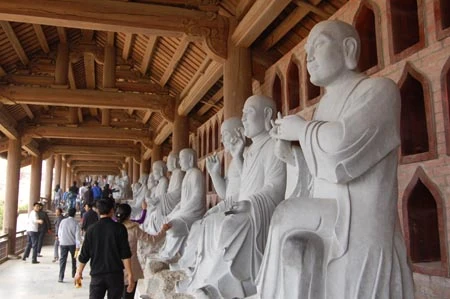 500 bức tượng La Hán bằng đá xanh cao 2 mét sắp xếp hai bên lối lên xuống của chùa.