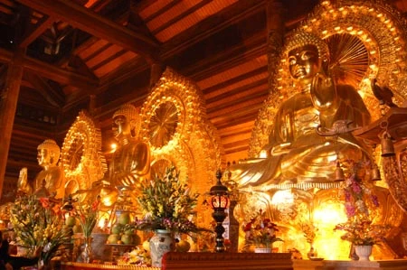 Những bức tượng phật mạ vàng khổng lồ.