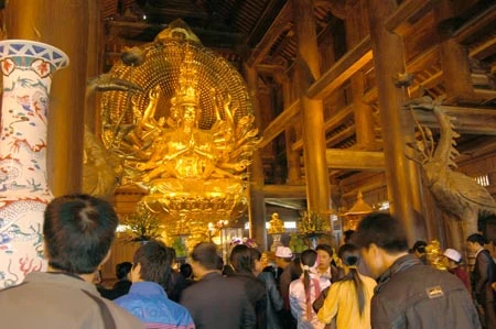 Tượng Phật Quan Âm nghìn mắt nghìn tay.