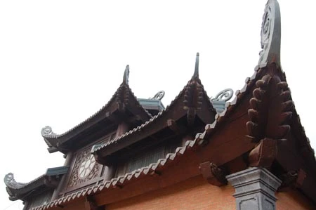 Vòm mái màu nâu sẫm cong vút hình đuôi chim phượng là điểm đặc biệt trong kiến trúc của chùa.