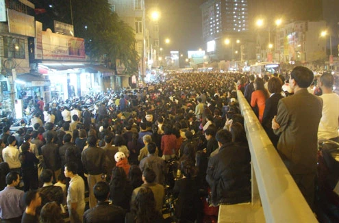 Tắc nghẽn giao thông vì lễ dâng sao giải hạn ảnh 4