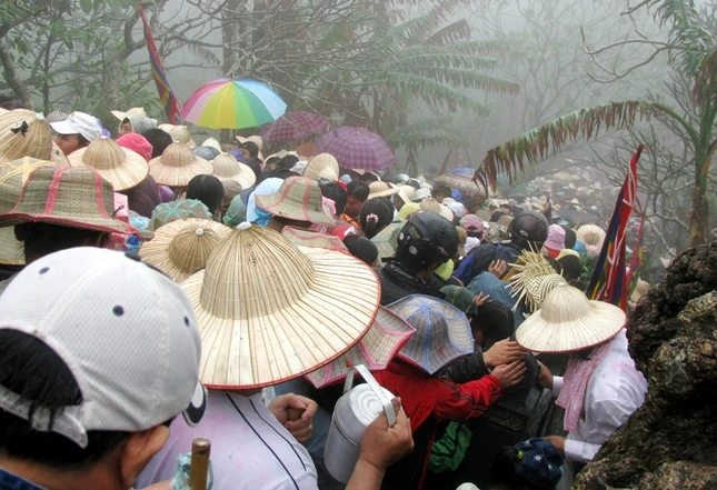 Do hội kéo dài từ tháng Giêng đến hết tháng 3 âm lịch nên dòng người tấp nập trẩy hội không ngớt.