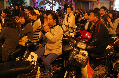 Tắc nghẽn giao thông vì lễ dâng sao giải hạn ảnh 11 Tắc nghẽn giao thông vì lễ dâng sao giải hạn ảnh 11