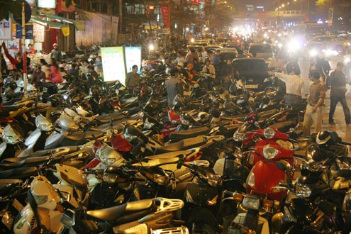 Tắc nghẽn giao thông vì lễ dâng sao giải hạn ảnh 1