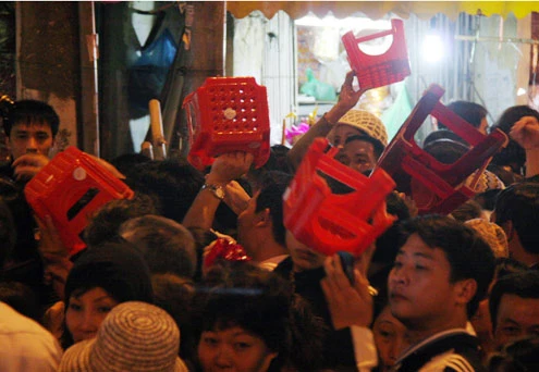 Tắc nghẽn giao thông vì lễ dâng sao giải hạn ảnh 9