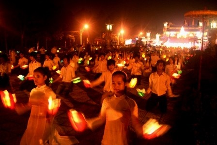 Thừa Thiên - Huế: Lung linh đêm hội hoa đăng 705 năm “công chúa Huyền Trân mở cõi” ảnh 12 Thừa Thiên - Huế: Lung linh đêm hội hoa đăng 705 năm “công chúa Huyền Trân mở cõi” ảnh 12