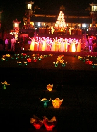 Thừa Thiên - Huế: Lung linh đêm hội hoa đăng 705 năm “công chúa Huyền Trân mở cõi” ảnh 15