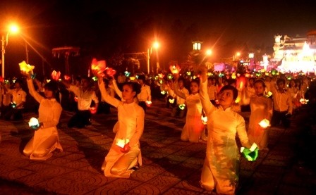Thừa Thiên - Huế: Lung linh đêm hội hoa đăng 705 năm “công chúa Huyền Trân mở cõi” ảnh 11 Thừa Thiên - Huế: Lung linh đêm hội hoa đăng 705 năm “công chúa Huyền Trân mở cõi” ảnh 11