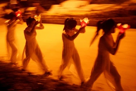 Thừa Thiên - Huế: Lung linh đêm hội hoa đăng 705 năm “công chúa Huyền Trân mở cõi” ảnh 10