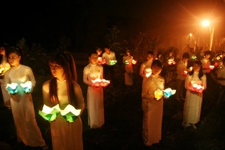 Thừa Thiên - Huế: Lung linh đêm hội hoa đăng 705 năm “công chúa Huyền Trân mở cõi” ảnh 8