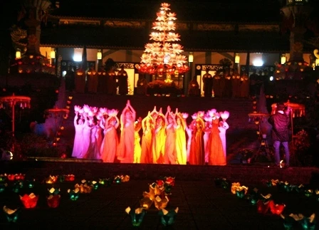 Thừa Thiên - Huế: Lung linh đêm hội hoa đăng 705 năm “công chúa Huyền Trân mở cõi” ảnh 2