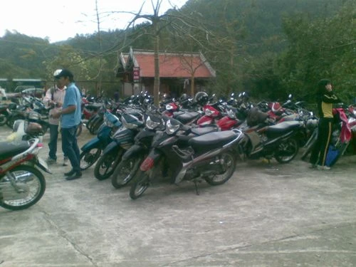 Bãi trông xe này vẫn thu 10.000/xe với khách.