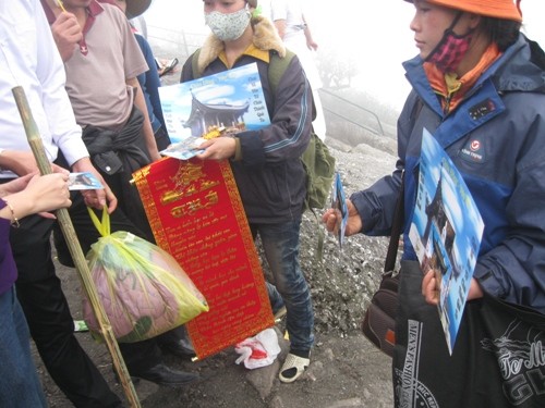 Nạn chèo kéo làm phiền du khách. Nạn chèo kéo làm phiền du khách.