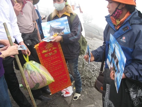 Nạn chèo kéo làm phiền du khách.