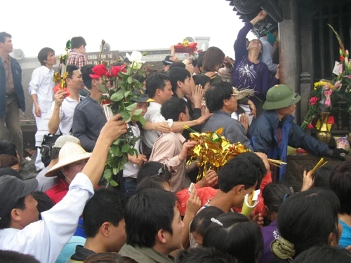 Khu vực chùa Đồng luôn lộn xộn bởi lượng người lên quá đông.