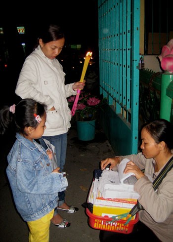 Mua lá tử vi trước cổng chùa. Ảnh: Ngoan Ngoan. tu_vi_490.jpg