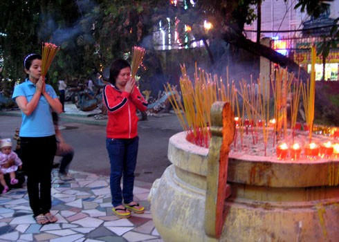 Đầu năm nhiều người đến chùa dâng hương và làm lễ dâng sao giải hạn. Ảnh: Ngoan Ngoan. tu_vi_490_1.jpg