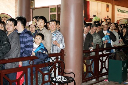 Quảng Ninh: Du khách giành nhau "từng centimet" lên chùa Đồng - Yên Tử ảnh 1 Quảng Ninh: Du khách giành nhau "từng centimet" lên chùa Đồng - Yên Tử ảnh 1
