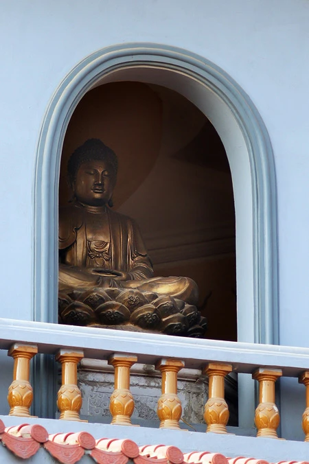 Tháp Báo Ân được xây dựng theo mẫu thiết kế của các kiến trúc sư Việt Nam nổi tiếng và có tham khảo ý kiến của kiến trúc sư Nhật Bản. Tháp được xây dựng trên nguyên tắc kiến trúc truyền thống Phật giáo Việt Nam, với nét đặc thù là được thiết trí theo hình Tháp Bát giác (theo giáo lý Bát Chính Đạo). Cửa tháp mở ra theo 4 phương: Đông, Tây, Nam, Bắc. Bên trong Tháp tôn trí 104 tượng Đức Phật Thích Ca Mâu Ni bằng đồng ngồi trên bệ đá, nhằm thể hiện trọn vẹn tinh thần bình đẳng trong giáo pháp của Người. Những pho tượng Phật trong tháp được kiến tạo theo 3 dạng kết cấu khác nhau, với chiều cao và trọng lượng tỉ lệ với các tầng của tháp. Tầng 1 của tháp còn tôn trí 4 tượng Tứ trấn Thiên Vương (Đông phương: Trì Quốc Thiên Vương; Nam phương: Tăng Trưởng Thiên Vương; Tây phương: Quảng Mục Thiên Vương; Bắc phương: Đa Văn Thiên Vương). Các bức tượng được tạc bằng đá, cao 3,5m. Trên 8 cửa ở tầng 1 của tháp Báo Ân có treo 8 pho sách (cuốn thư) được đúc bằng đồng, mỗi cuốn nặng 250 kg, có chạm nổi các thi phẩm – thiền kệ của các bậc cao tăng Việt Nam đương đại. Toàn bộ tầng 1 của tháp được ốp bằng đá Thanh Hóa, từ sàn, tường đến lan can, đặc biệt là những hàng cột đá cao 7m được thực hiện bởi nhóm thợ đá giỏi của huyện Ý Yên – Nam Định. Bên cạnh tháp là 18 pho tượng La Hán ngồi thẳng hàng, mỗi tượng đều thể hiện đầy đủ sắc thái, cảm xúc khác nhau về những nỗi đau, sự khổ ải đè nặng lên kiếp sống hàng ngày của chúng sinh đang trầm luân trong luân hồi sinh tử. Tháp Báo Ân nhìn từ vườn chùa, hiện còn 6 ngôi tháp thờ chư vị tổ sư và giác linh, trong đó có những ngôi tháp cổ: Linh Quang thờ Thiền Sư Tính Tuyên; Từ Quang thờ thiền sư Chiếu Sửu – Trí Điển. Tháp Báo Ân nhìn từ Quan Âm viên, nơi tôn trí bởi 45 pho tượng khác nhau gồm chính thân, 32 hóa thân theo phẩm Phổ Môn trong kinh Diệu Pháp Liên Hoa và 12 đại nguyện của Đức Quán Thế Âm Bồ Tát. Những pho tượng này nhằm nói lên tinh thần cứu khổ, ban vui của Bồ Tát Quán Thế Âm cho tất cả chúng sinh trong thế giới. Tháp Báo Ân nhìn từ tháp chuông chùa Bằng A, nơi còn lưu giữ Đại hồng chung (chuông chiêu mộ) được đúc năm 1837. Đây là quả chuông to nhất vùng thời đó, được nhân dân ca ngợi qua câu: “Chuông Bằng, trống Lủ, mõ Đình Công, cồng làng Sét”. Trong khuôn viên chùa Bằng A còn có một hồ nước hình vuông, giữa hồ tôn trí tượng Đức Quán Thế Âm Bồ Tát hướng vế phía tháp Báo Ân. Tháp Báo Ân hiện giữ 2 kỷ lục ở Việt Nam: kỷ lục tháp Phật giáo cao nhất Việt Nam và tháp có nhiều tượng Phật bằng đồng nhất Việt Nam. Đại bảo tháp Báo Ân đã trở thành một điểm đến tâm linh đầy ý nghĩa trong những ngày đầu năm Tân Mão đối với nhiều Phật tử trong và ngoài Hà Nội.