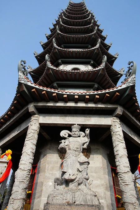 Tháp Báo Ân được xây dựng theo mẫu thiết kế của các kiến trúc sư Việt Nam nổi tiếng và có tham khảo ý kiến của kiến trúc sư Nhật Bản. Tháp được xây dựng trên nguyên tắc kiến trúc truyền thống Phật giáo Việt Nam, với nét đặc thù là được thiết trí theo hình Tháp Bát giác (theo giáo lý Bát Chính Đạo). Cửa tháp mở ra theo 4 phương: Đông, Tây, Nam, Bắc. Bên trong Tháp tôn trí 104 tượng Đức Phật Thích Ca Mâu Ni bằng đồng ngồi trên bệ đá, nhằm thể hiện trọn vẹn tinh thần bình đẳng trong giáo pháp của Người. Những pho tượng Phật trong tháp được kiến tạo theo 3 dạng kết cấu khác nhau, với chiều cao và trọng lượng tỉ lệ với các tầng của tháp. Tầng 1 của tháp còn tôn trí 4 tượng Tứ trấn Thiên Vương (Đông phương: Trì Quốc Thiên Vương; Nam phương: Tăng Trưởng Thiên Vương; Tây phương: Quảng Mục Thiên Vương; Bắc phương: Đa Văn Thiên Vương). Các bức tượng được tạc bằng đá, cao 3,5m. Trên 8 cửa ở tầng 1 của tháp Báo Ân có treo 8 pho sách (cuốn thư) được đúc bằng đồng, mỗi cuốn nặng 250 kg, có chạm nổi các thi phẩm – thiền kệ của các bậc cao tăng Việt Nam đương đại. Toàn bộ tầng 1 của tháp được ốp bằng đá Thanh Hóa, từ sàn, tường đến lan can, đặc biệt là những hàng cột đá cao 7m được thực hiện bởi nhóm thợ đá giỏi của huyện Ý Yên – Nam Định. Bên cạnh tháp là 18 pho tượng La Hán ngồi thẳng hàng, mỗi tượng đều thể hiện đầy đủ sắc thái, cảm xúc khác nhau về những nỗi đau, sự khổ ải đè nặng lên kiếp sống hàng ngày của chúng sinh đang trầm luân trong luân hồi sinh tử. Tháp Báo Ân nhìn từ vườn chùa, hiện còn 6 ngôi tháp thờ chư vị tổ sư và giác linh, trong đó có những ngôi tháp cổ: Linh Quang thờ Thiền Sư Tính Tuyên; Từ Quang thờ thiền sư Chiếu Sửu – Trí Điển. Tháp Báo Ân nhìn từ Quan Âm viên, nơi tôn trí bởi 45 pho tượng khác nhau gồm chính thân, 32 hóa thân theo phẩm Phổ Môn trong kinh Diệu Pháp Liên Hoa và 12 đại nguyện của Đức Quán Thế Âm Bồ Tát. Những pho tượng này nhằm nói lên tinh thần cứu khổ, ban vui của Bồ Tát Quán Thế Âm cho tất cả chúng sinh trong thế giới. Tháp Báo Ân nhìn từ tháp chuông chùa Bằng A, nơi còn lưu giữ Đại hồng chung (chuông chiêu mộ) được đúc năm 1837. Đây là quả chuông to nhất vùng thời đó, được nhân dân ca ngợi qua câu: “Chuông Bằng, trống Lủ, mõ Đình Công, cồng làng Sét”. Trong khuôn viên chùa Bằng A còn có một hồ nước hình vuông, giữa hồ tôn trí tượng Đức Quán Thế Âm Bồ Tát hướng vế phía tháp Báo Ân. Tháp Báo Ân hiện giữ 2 kỷ lục ở Việt Nam: kỷ lục tháp Phật giáo cao nhất Việt Nam và tháp có nhiều tượng Phật bằng đồng nhất Việt Nam. Đại bảo tháp Báo Ân đã trở thành một điểm đến tâm linh đầy ý nghĩa trong những ngày đầu năm Tân Mão đối với nhiều Phật tử trong và ngoài Hà Nội.